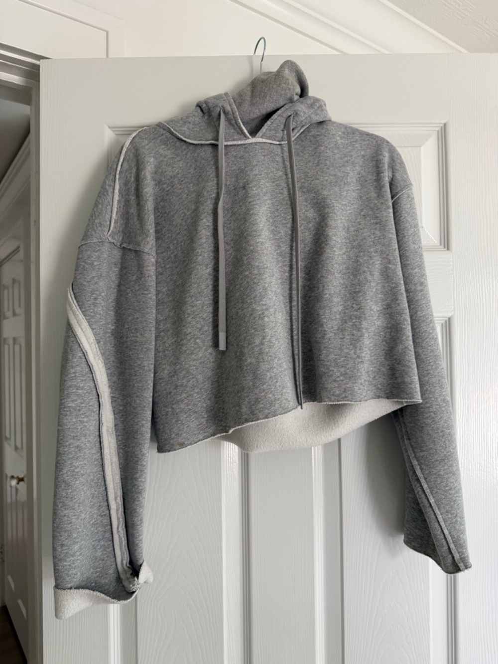 ALO Yoga Cropped Gray Contrast-Seam Hoodie with turtleneck